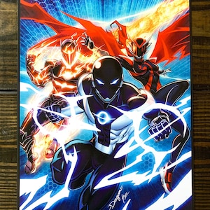 Puede incluir: Una ilustración de cómic de tres superhéroes en acción. La figura central es un superhéroe vestido de negro con un círculo azul brillante en el pecho, rodeado de rayos blancos. Las otras dos figuras están en rojo y naranja, una con un casco y la otra con una máscara. El fondo es un patrón azul y negro de hexágonos.