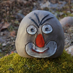 grauer Stein mit witzigem Gesicht aus Ton Bild 1