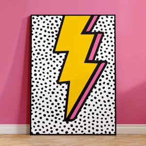 Pu&ograve; includere: Un fulmine giallo con un contorno rosa su uno sfondo bianco con pois neri. L'immagine &egrave; incorniciata in nero.