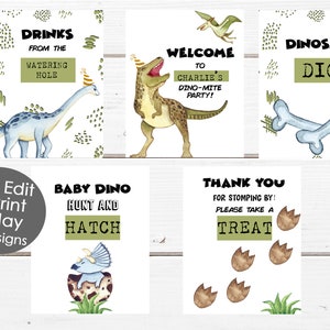 Pode incluir: Cinco cartazes imprimíveis de 20,3 x 25,4 cm para uma festa com tema de dinossauros. Os cartazes apresentam ilustrações de dinossauros, ossos e pegadas. O texto nos cartazes inclui "Bebidas do bebedouro", "Bem-vindo à festa Dino-Mite do Charlie!", "Escavação de dinossauros", "Caça aos dinossauros bebês e eclosão", e "Obrigado por pisar! Pegue um petisco".