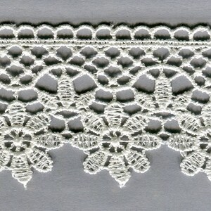 Meterware Ätzspitze Blütenmuster creme 45 mm