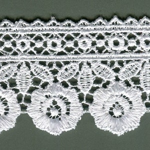 Meterware Ätzspitze Blütenmuster weiß 50 mm
