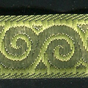 Può includere: Finitura verde e oro con un motivo a spirale ripetuto. La finitura è tessuta e ha una lucentezza discreta.