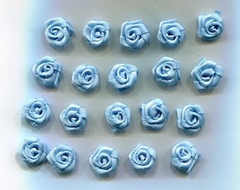 20 Aufnäh-Stoffblumen Satin Röschen hellblau 13 mm