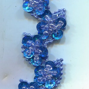 1,35 Meter Paillettenborte mit Rocailles blaue Blüten 22 mm RESTSTÜCK
