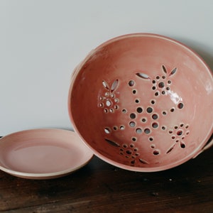 Ceramic Berry Bowl, Ceramic Colander with Drip Tray, Stoneware Hand-thrown Berry Bowl