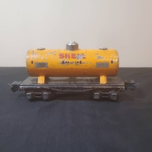 Vintage Lionel Shell Oil Tanker Car No. 2654 (O-Gauge)