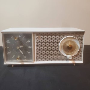 Zenith AM Tube Radio Model J514W