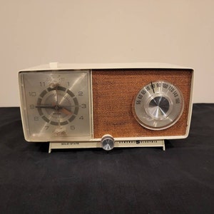 Vintage General Electric Radio, Model C1470-B
