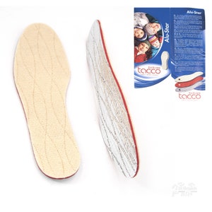 Puede incluir: Dos pares de plantillas para zapatos de color beige y rojo. Un par tiene una superficie blanca, texturizada y reflectante. El otro par tiene una superficie beige y peluda. El embalaje muestra el nombre de la marca "footcare tacco" y el nombre del producto "Alu-Star".