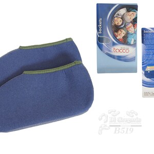 Puede incluir: Un par de calcetines azules con ribete verde, junto con un embalaje con las etiquetas "Socks" y "tacco". El embalaje presenta imágenes de niños e información del producto. Los calcetines parecen estar diseñados para el cuidado de los pies.