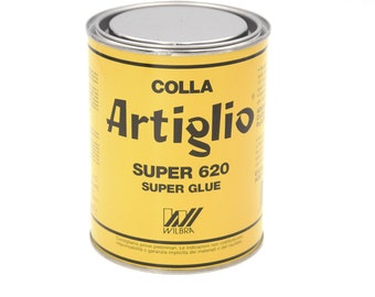 Könnte beinhalten: Gelbe Dose mit Artiglio Super 620 Super Glue. Die Dose hat schwarzen Text und ein schwarzes Logo für Wilbra.