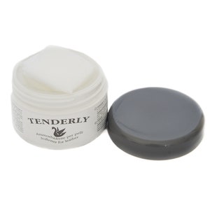Peut inclure: Un pot blanc avec un couvercle gris contenant un adoucissant pour cuir blanc. Le pot porte l'inscription "Tenderly" et "Ammorbidente per pelli softener for leather".