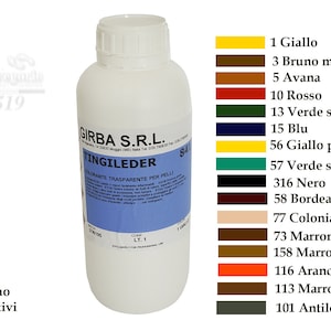 Può includere: Una bottiglia di plastica trasparente di tintura per cuoio con il nome del marchio "Girba S.R.L." e il nome del prodotto "Tingileder" stampati sull'etichetta. La bottiglia è etichettata come una tintura trasparente per cuoio. A destra della bottiglia è mostrata una cartella colori con 12 campioni di colori diversi e i loro nomi corrispondenti in italiano.