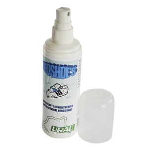 Può includere: Un flacone spray in plastica bianca con un'etichetta blu e bianca che dice "DeoShoes" e "Deodorante antibatterico". Il flacone ha un tappo bianco e un tappo in plastica trasparente.