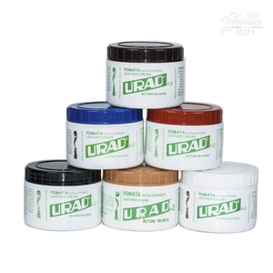 以下が含まれることがあります： 茶色、青、赤、黒、ベージュ、白など、さまざまな色の革用クリームが入った6つの瓶。各瓶には、「POMATA AUTOLUCIDANTE LEATHER CREAM URAD n.2 SETTIMO MILANESE」という緑色のラベルが付いています。