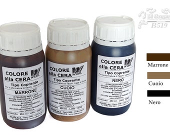 Könnte beinhalten: Drei Flaschen Schuhcreme auf Wachsbasis in Braun, Beige und Schwarz. Jede Flasche ist mit "Colore alla Cera" beschriftet und enthält eine Beschreibung der Farbe und Gebrauchsanweisungen. Die Farben sind mit "Marrone", "Cuoio" und "Nero" gekennzeichnet.