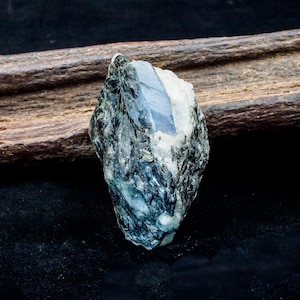 Raro ejemplar de zafiro en matriz de Nepal/cristales de corindón azul (variedad zafiro) en matriz