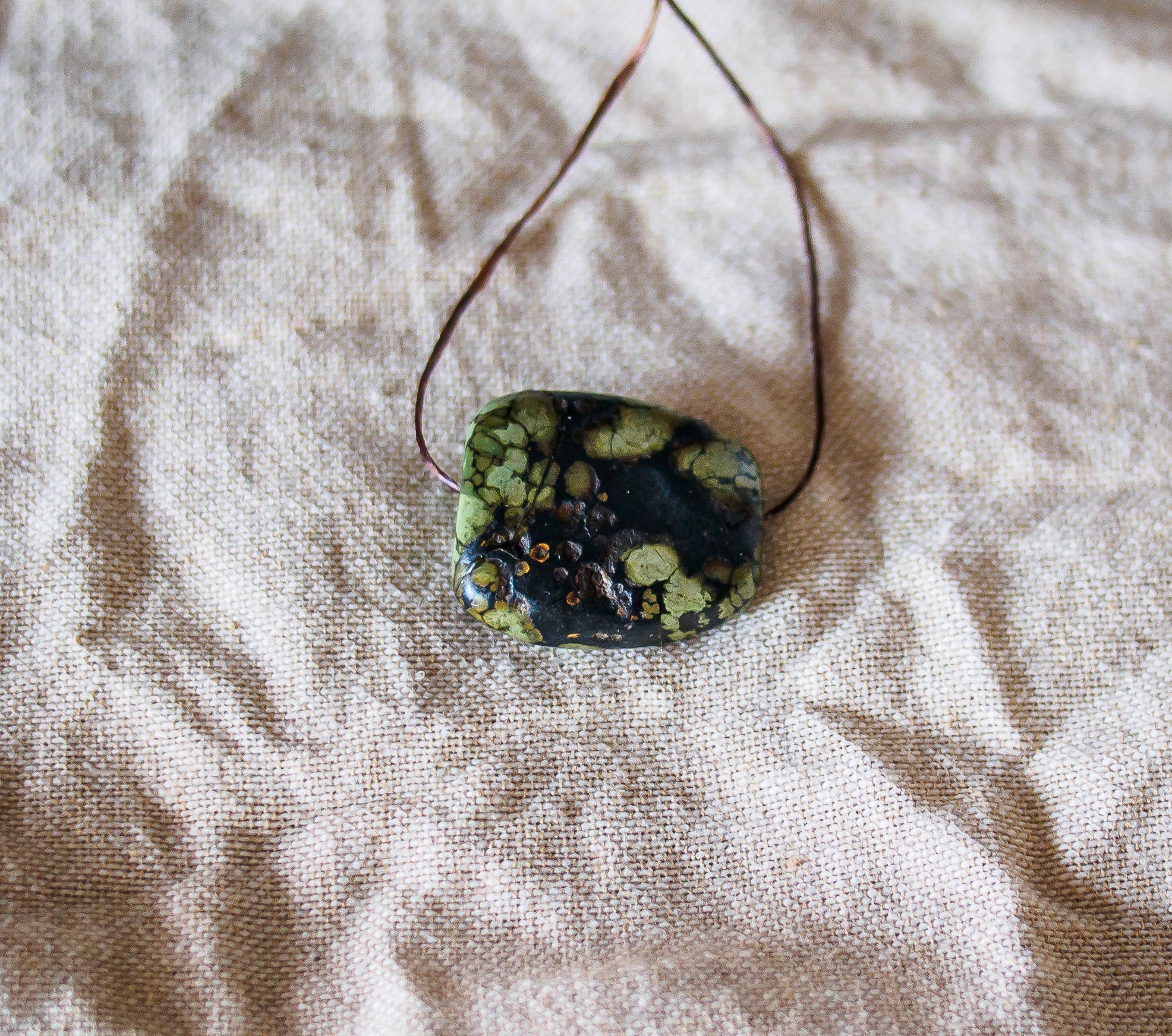 アンティークチベットターコイズビーズ：大粒希少石（27x24x11mm