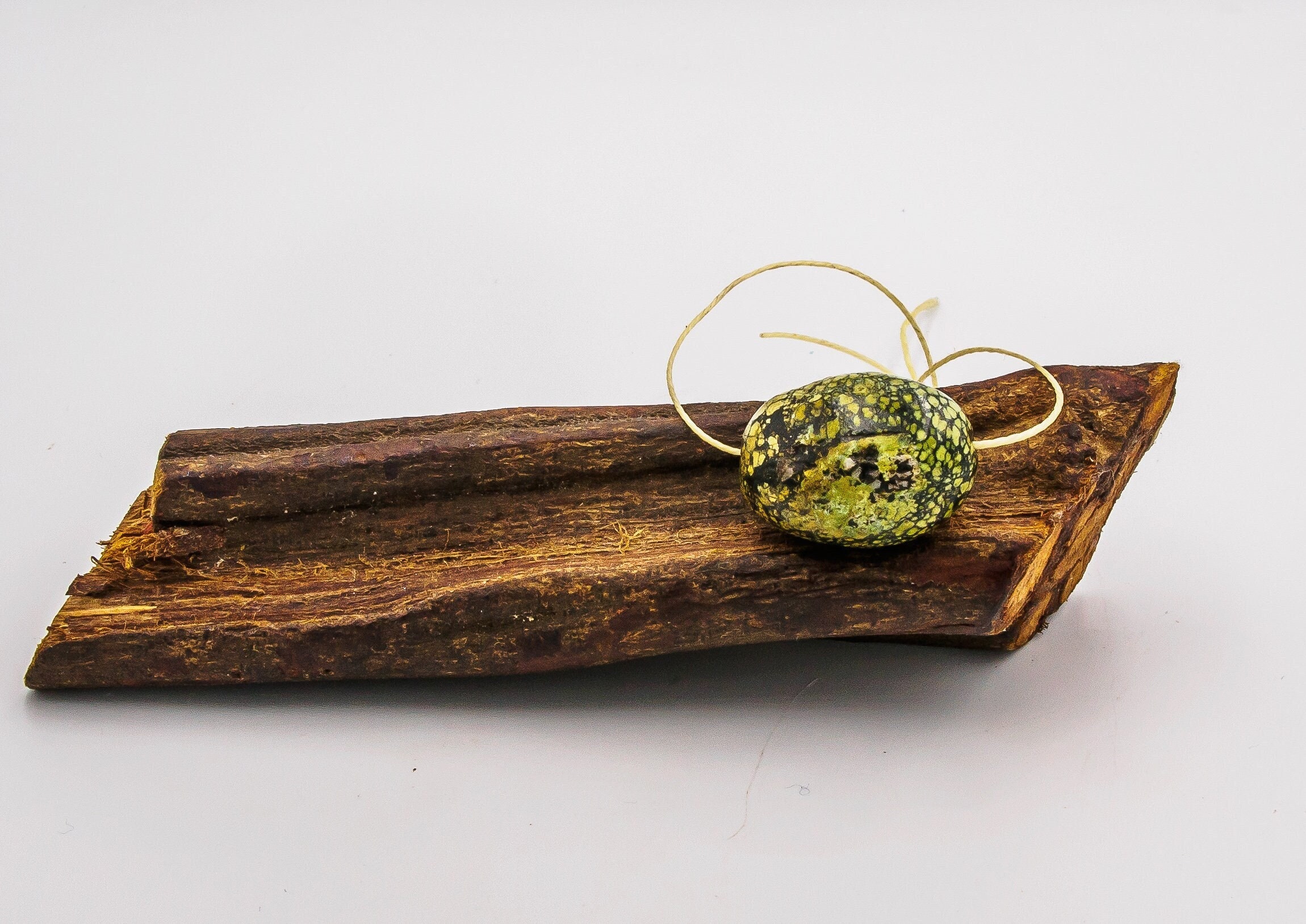 アンティークチベットターコイズビーズ：希少な熟成石（28 mm） - Etsy