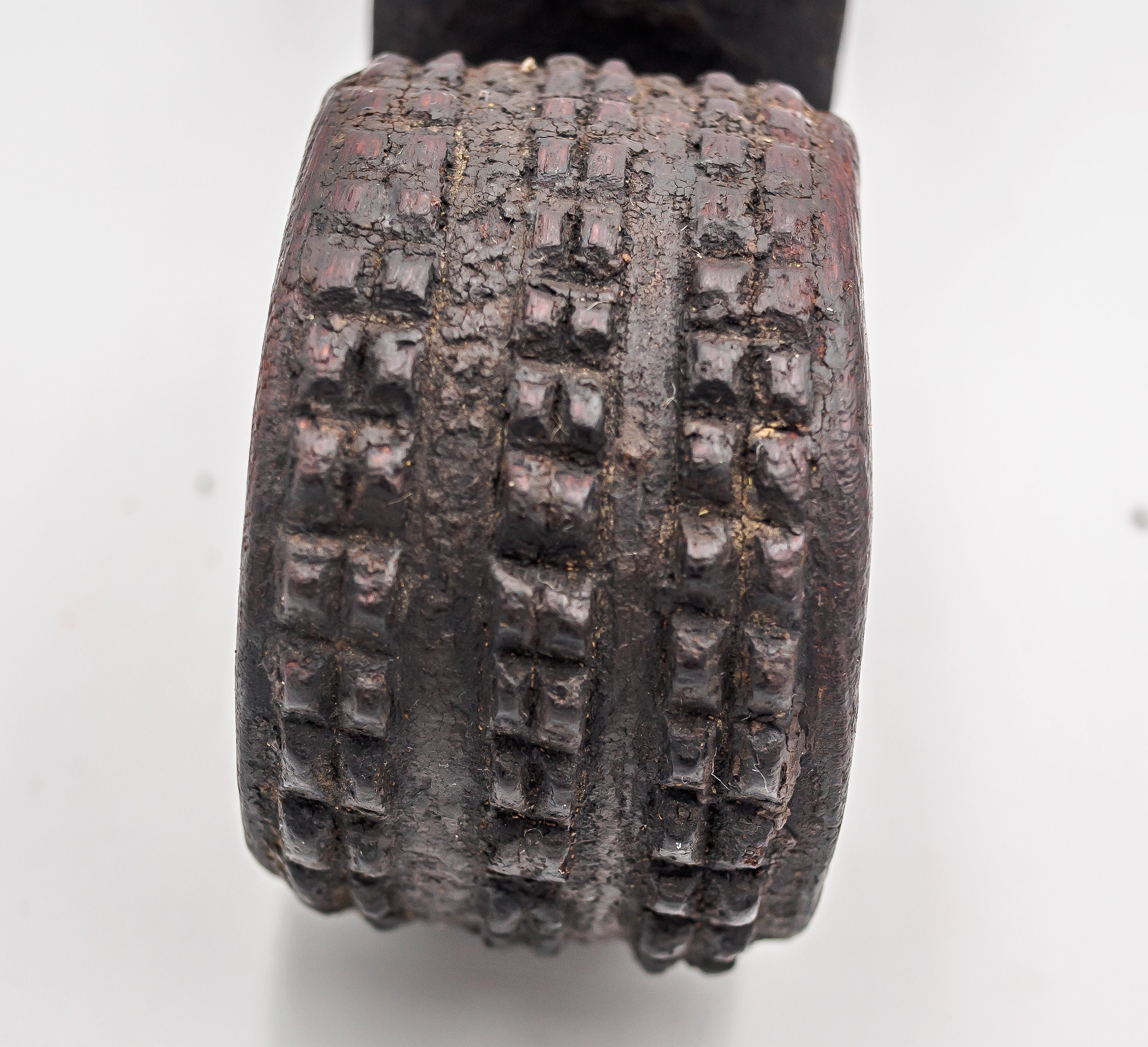 アンティーク彫刻が施されたネパールの木製グルラ：バターチャーン、19