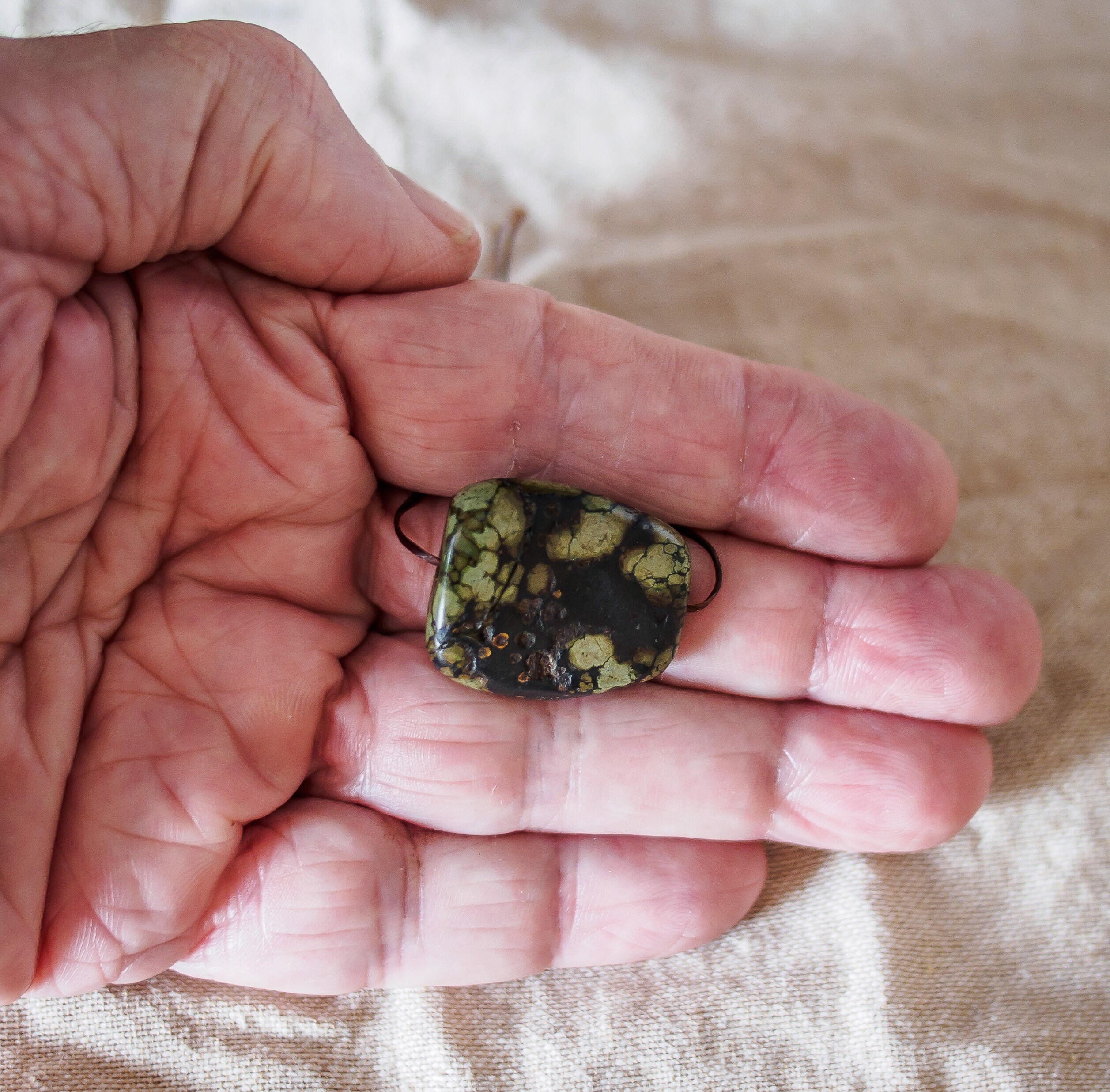 アンティークチベットターコイズビーズ：大粒希少石（27x24x11mm