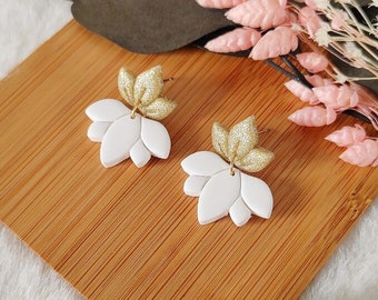 Boucles d'oreilles "Maeko" fleur de lotus en argile polymère blanches, paillettes dorées et acier inoxydable, fait main