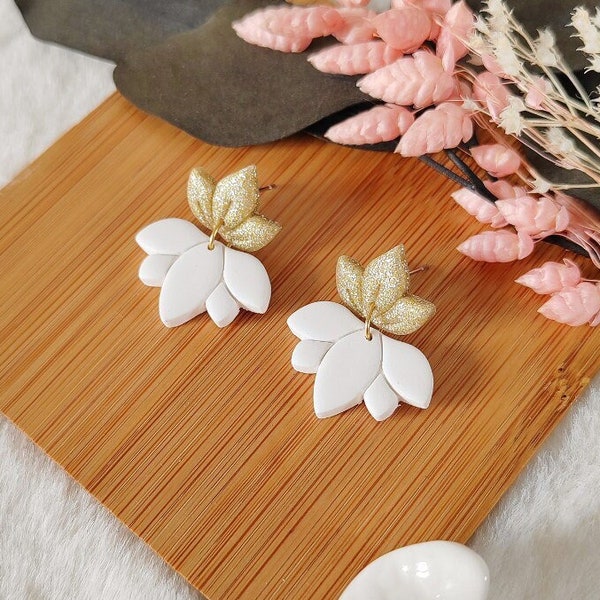 Boucles d'oreilles "Maeko" fleur de lotus en argile polymère blanches, paillettes dorées et acier inoxydable, fait main