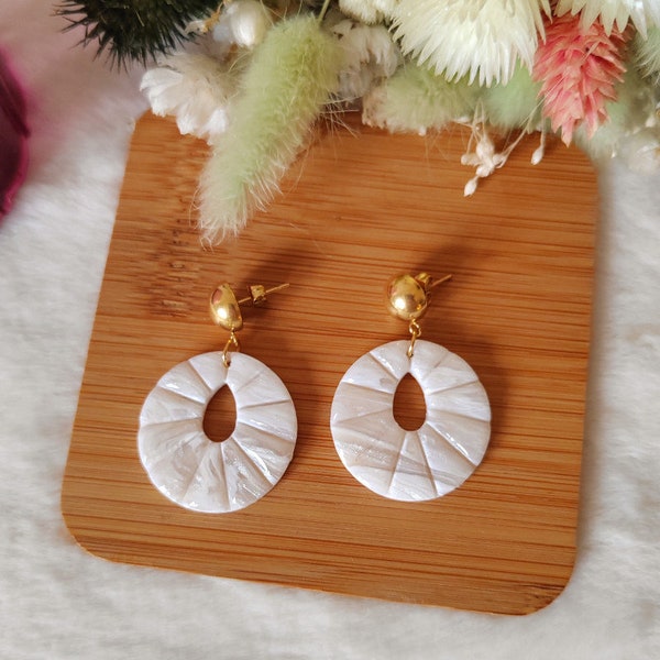 Original "Hinata" earrings in white, beige and pearly colors. The nails are made of stainless steel.