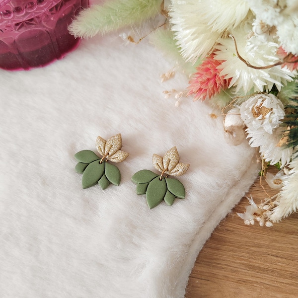Boucles d'oreilles "Maeko" fleur de lotus en argile polymère vert kaki, paillettes dorées et acier inoxydable, fait main