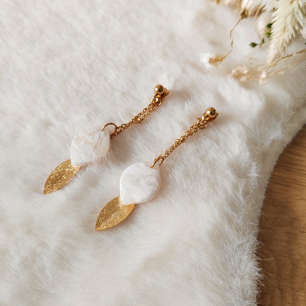 „Hikari“-Ohrringe aus weißem, beigem und perlmuttmarmoriertem Fimo, vergoldetem Edelstahl und 24 Karat feinvergoldetem Messing.