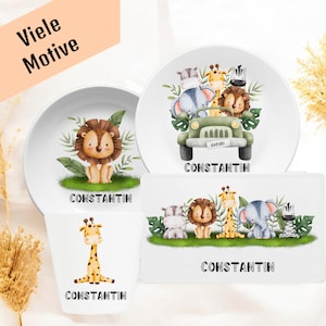 Pode incluir: Um conjunto de quatro pratos de cerâmica branca com ilustrações de animais de safári. Os pratos apresentam um leão, uma girafa, um elefante e uma zebra. Os pratos são personalizados com o nome "Constantin".