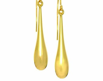 Pode incluir: Um par de brincos de gota de água dourados. Os brincos são feitos de um metal liso e brilhante e têm um design simples e elegante.