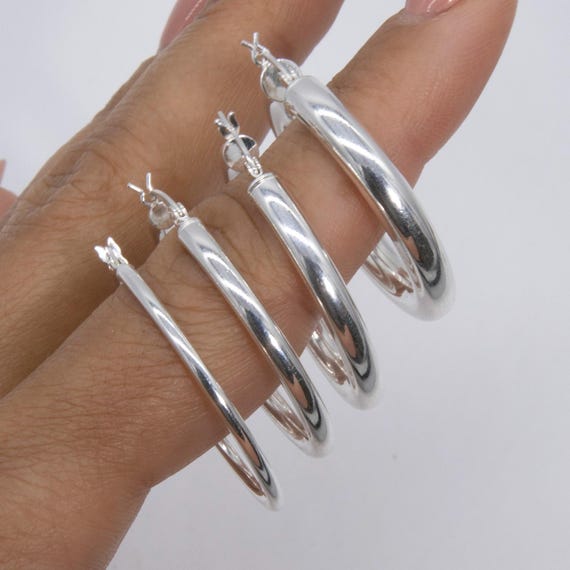 Orecchini a cerchio rotondi in argento Sterling lucido con filigrana classica, Metallo