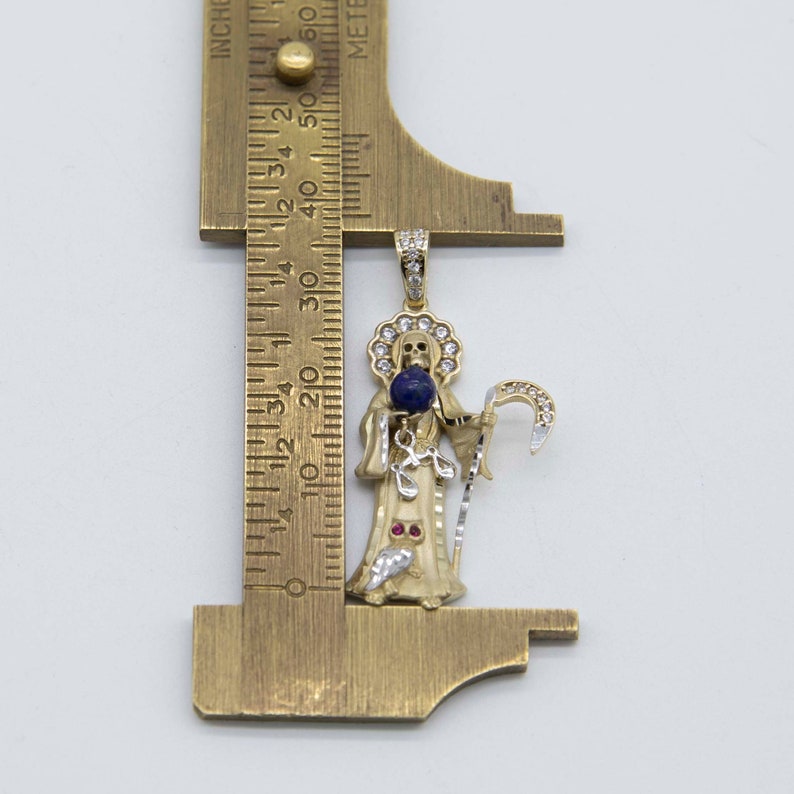 Colgante de 1 1/2" con halo de circonitas cúbicas de Santa Muerte, Ángel de la Muerte, oro amarillo y blanco auténtico de 14 quilates. imagen 4