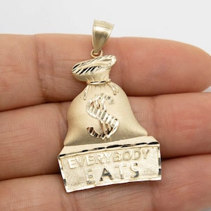 Ciondolo portafortuna "Everybody Eats Money Bag" da 1 3/4" con taglio a diamante, in vero oro giallo 10K