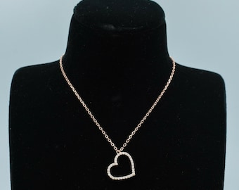 Collar con dije de corazón de circonita cúbica de 1/2" y plata revestida en oro rosa de 14 quilates