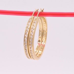 Aros de circonita cúbica de 1,30" con engaste en canal y diamantes revestidos en plata auténtica de oro amarillo de 14 quilates