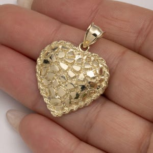 Pingente de coração de pepita emoldurado em corda de 1 3/8" ouro amarelo 10K real