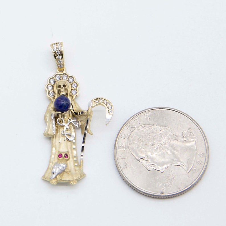 Colgante de 1 1/2" con halo de circonitas cúbicas de Santa Muerte, Ángel de la Muerte, oro amarillo y blanco auténtico de 14 quilates. imagen 2