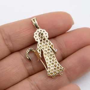Colgante de 1 1/2" con halo de circonitas cúbicas de Santa Muerte, Ángel de la Muerte, oro amarillo y blanco auténtico de 14 quilates. imagen 3