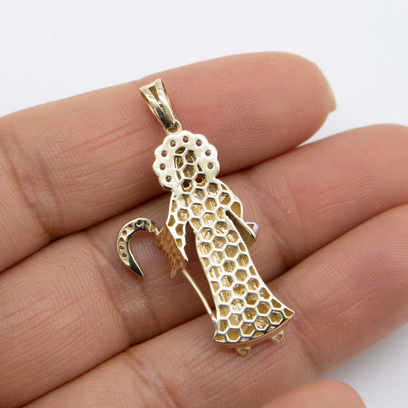 Colgante de 1 1/2" con halo de circonitas cúbicas de Santa Muerte, Ángel de la Muerte, oro amarillo y blanco auténtico de 14 quilates. imagen 3