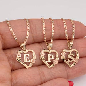 Collar con colgante de letra inicial con forma de corazón recortado y flor en oro rosa amarillo real de 10 quilates