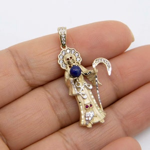 Colgante de 1 1/2" con halo de circonitas cúbicas de Santa Muerte, Ángel de la Muerte, oro amarillo y blanco auténtico de 14 quilates. imagen 1