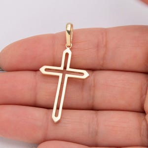 Pendentif croix découpé brillant de 1 3/4 po. or jaune 14 carats