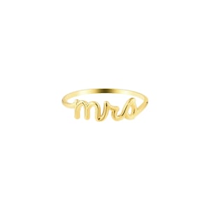 Könnte beinhalten: Ein goldener Ring mit dem Wort "mrs" in Schreibschrift.