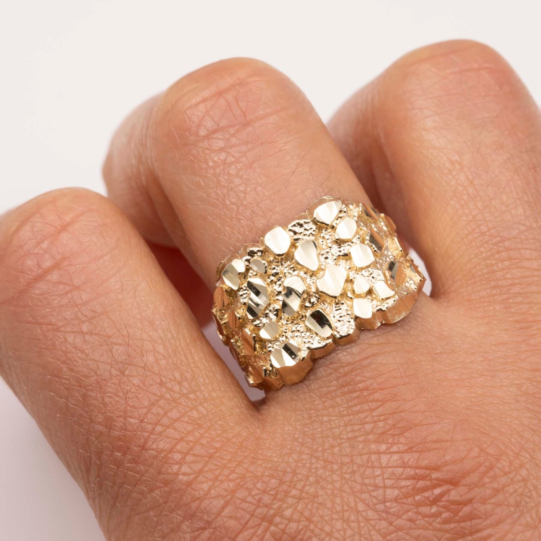 Anello Misura 5-13 Anello Uomo Placcato Oro 14KT Stile Pepita Quadrato - Design R1, Misure Dalla 5 Alla 13, Perfetto Per Un Look Robusto Hologram Ring - Foto 4