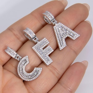 1 1/4" CZ Baguette Bloco Letras Inicial Pingente Amarelo Branco Prata Esterlina