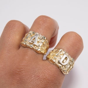 Anillo con inicial de Nugget Design en oro blanco y amarillo macizo de 10 quilates en todos los tamaños