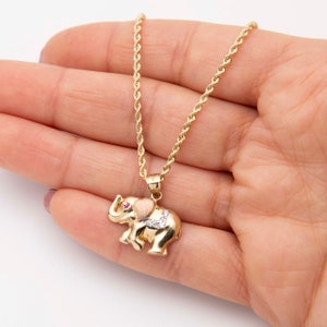 Juego de collar y colgante de elefante con circonita cúbica y ojo de rubí de 3/4" en oro tricolor auténtico de 10 quilates